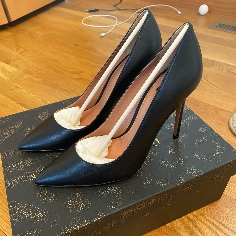 Lita By Ciara Black solid point toe Leather Pumps size 39